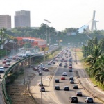 Abidjan, boulevard de gaulle occupé par des voitures