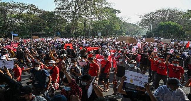 Les manifestants birmans envahissent les rues du pays