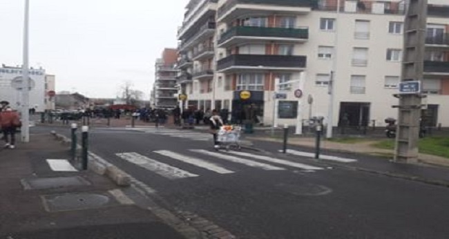 rue vide en France à cause du virus corona
