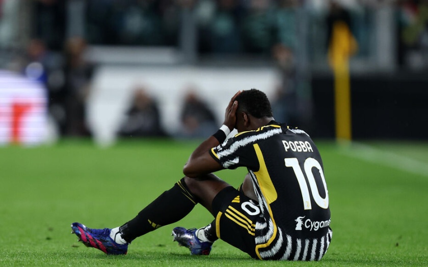 Paul Pogba assis sur un terrain de jeu