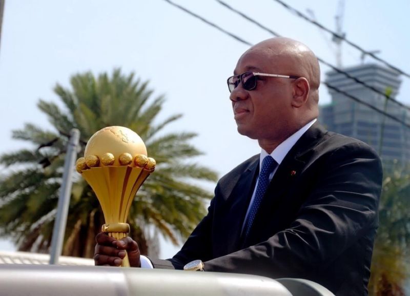 YACINE IDRISS DIALLO avec la coupe d'Afrique