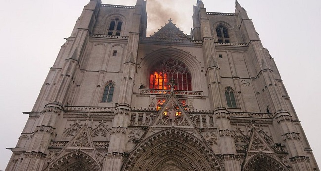 Cathédrale de Nantes en feu