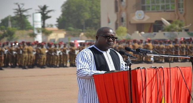 L'ex ministre de la défense burkinabè Jean-Claude Bouda lors d'un discours