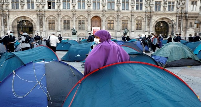 Des migrants devant la mairie de Paris