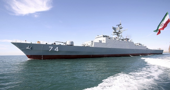 Un navire de guerre iranien dans le golfe d'Oman