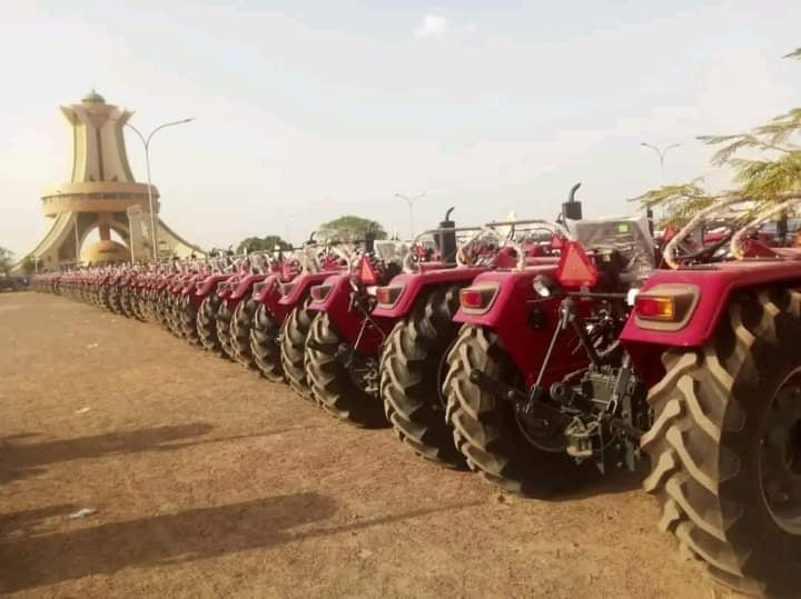 Le président Ibrahim Traoré octroie des tracteurs